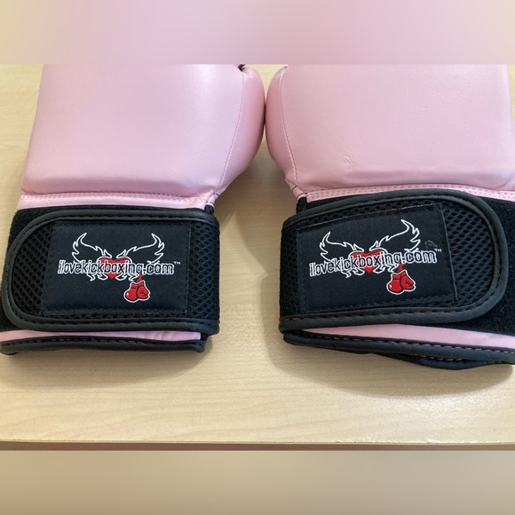 Century Pink and Black Boxing Gloves - Picture 6 of 8